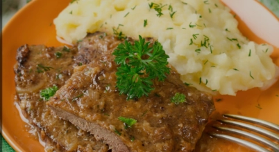 Bitki cielęce w sosie grzybowym, puree, surówka z pieczonych buraków