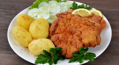 Schabowy z ziemniakami i mizeria