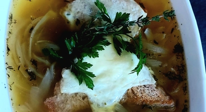 Zupa cebulowa z grzanką serową