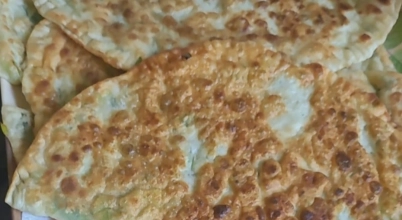 Afghani Bolani (dwa tradycyjne afgańskie placki z jogurtem i chutney)