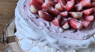 Tort bezowy truskawkowy