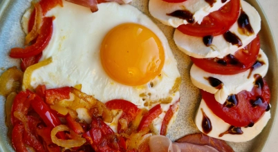 Jajecznica z szynką i mozzarellą