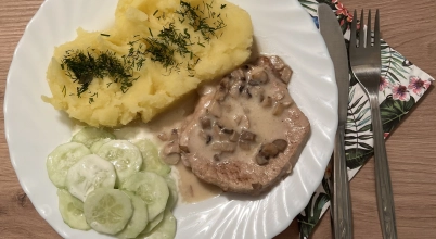 Schab w sosie śmietanowo-pieczarkowym z ziemniakami i mizerią