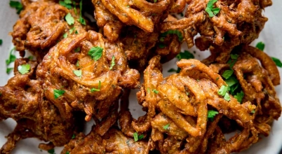 Onion bhaji with chutney