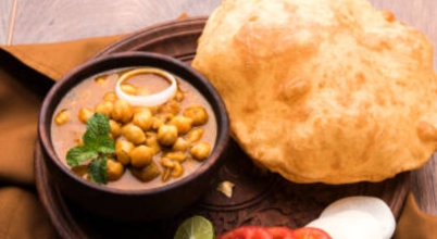 Chole bhature(2 bhature)
