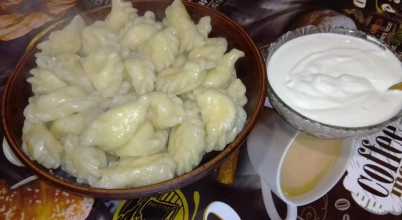 Pierogi ruskie.Dodatki śmietaną lub cebula smażona.
