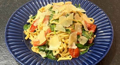 Makaron linguine z pomidorkami cherry, suszonymi pomidorami i szpinakiem w emulsji maślano-winnej