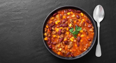 Chili con Carne podawane z nachosami oraz świeżą kolendrą