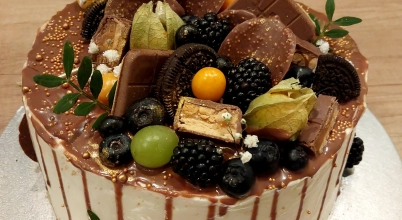 Tort Kinder Bueno z kremem malinowym i żelką malinową