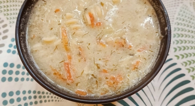 Zupa ogórkowa z makaronem