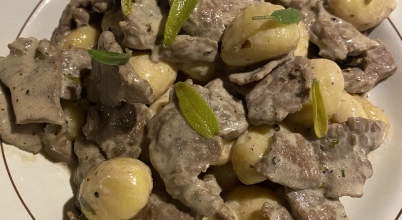 Gnocchi z wolowina w sosie smietankowym z szalwija