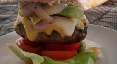Burger w stylu kostarykańskim