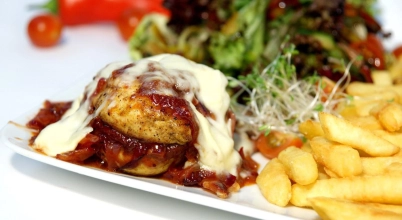 Grillowana pierś z kurczaka z chutney z czerwonej cebuli i żurawiny