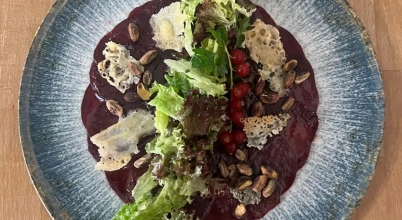 Carpaccio z buraka z gorgonzolą i pistacjami