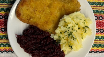 Kotlet schabowy z puree ziemniaczanym i buraczkami