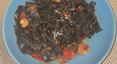 Krewetki z czosnkiem i chilli na czarnym makaronie z pomidorkami cherry i tajską bazylią