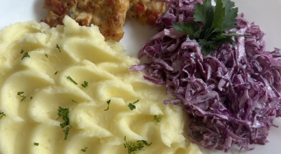 Kotlet drobiowy siekany, puree ziemniaczane i surówka z czerwonej kapusty
