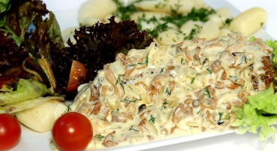 Kotlet schabowy z sosem kurkowym