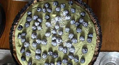 Tarta z kremem matcha i owocami