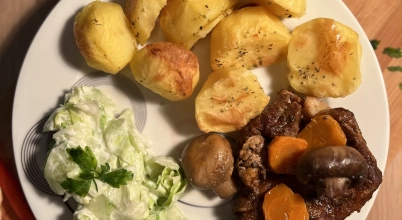 Karkówka pieczona z pieczarkami z zapiekanymi ziemniakami
