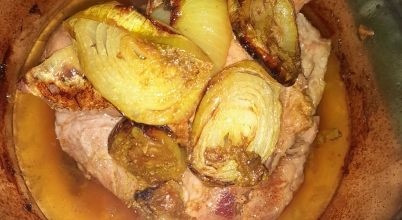 Mięso pieczone z przyprawami i cebulą