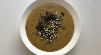 Krem z pieczonych warzyw na mleczku kokos. z curry, imbirem i ziarnami