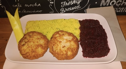 Kotleciki z indyka z ziemniakami i jarzynką z buraczków.