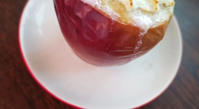 Pieczone jabłko z serem wiejskim