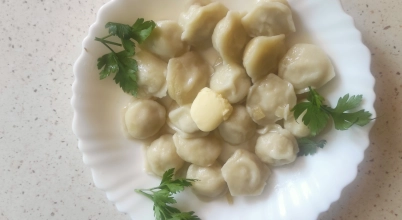 Pielmieni domowe ręczne robione z mięsem