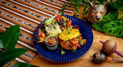 Arepa Classica - z sojowym chili sin carne, wegańskim serem i sałatką