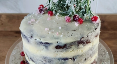 Piernikowy tort z kremem śmietankowym i konfiturą porzeczkową
