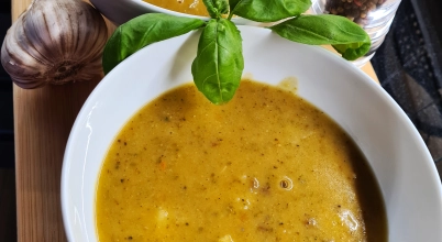 Domowa grochówka - zupa z dużą ilością czosnku, majeranku i smaku wędzących żeberek.